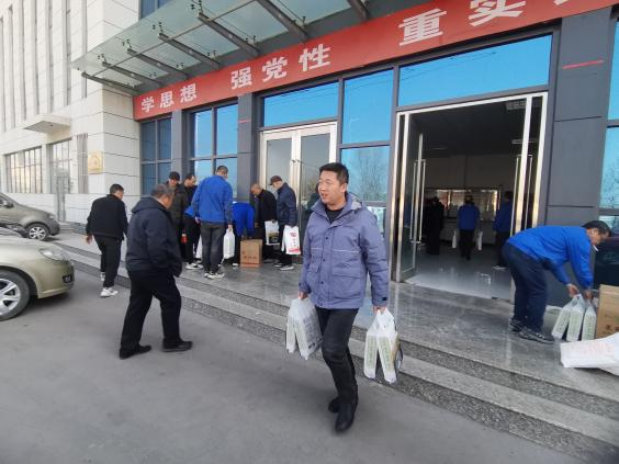 豐收公司為員工發(fā)放2025年春節暖心福利